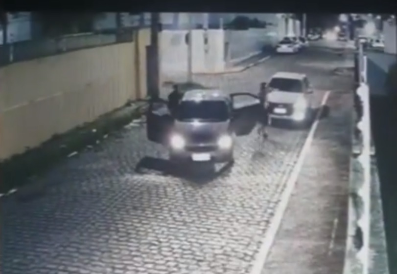 VÍDEO: Criminoso foge atirando em prédio em Natal