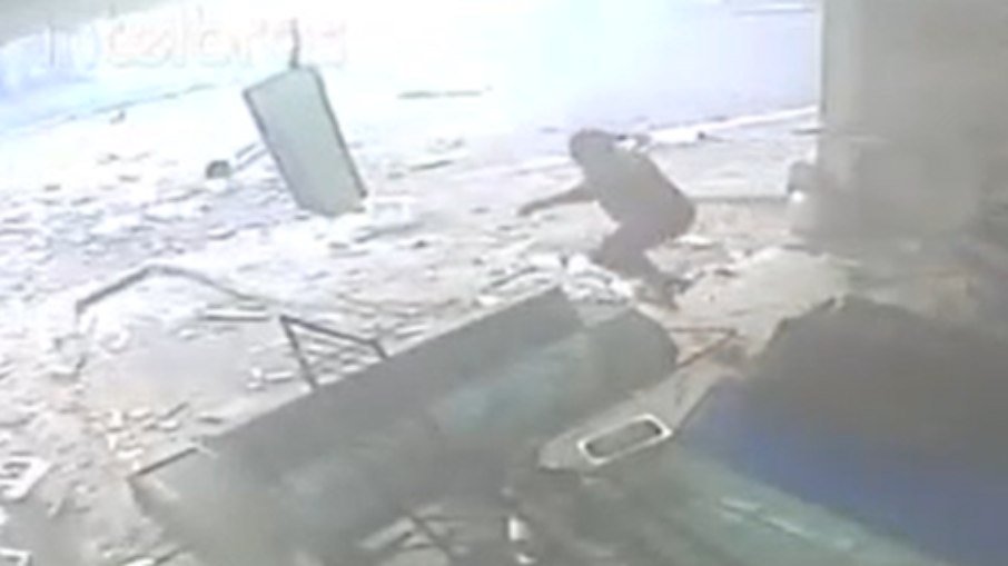 Mulher sobrevive a explosão de gás e sai andando; veja vídeo