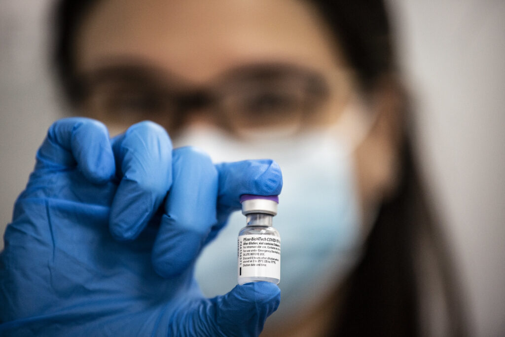 Mulher recebe seis doses da vacina da Pfizer por engano