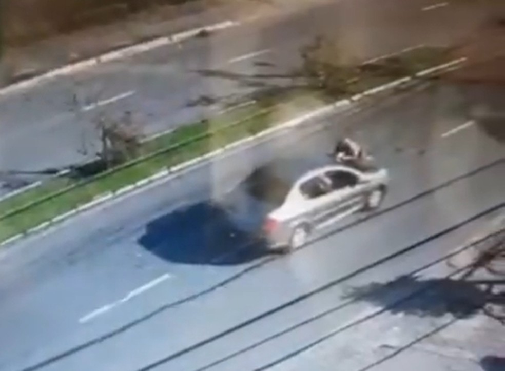 VÍDEO: PM é atropelado e arrastado por uma estudante durante abordagem