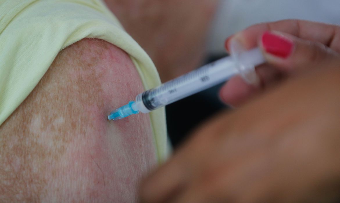 Governo Bolsonaro destina R$ 5,5 bilhões para produção e aquisição de vacinas
