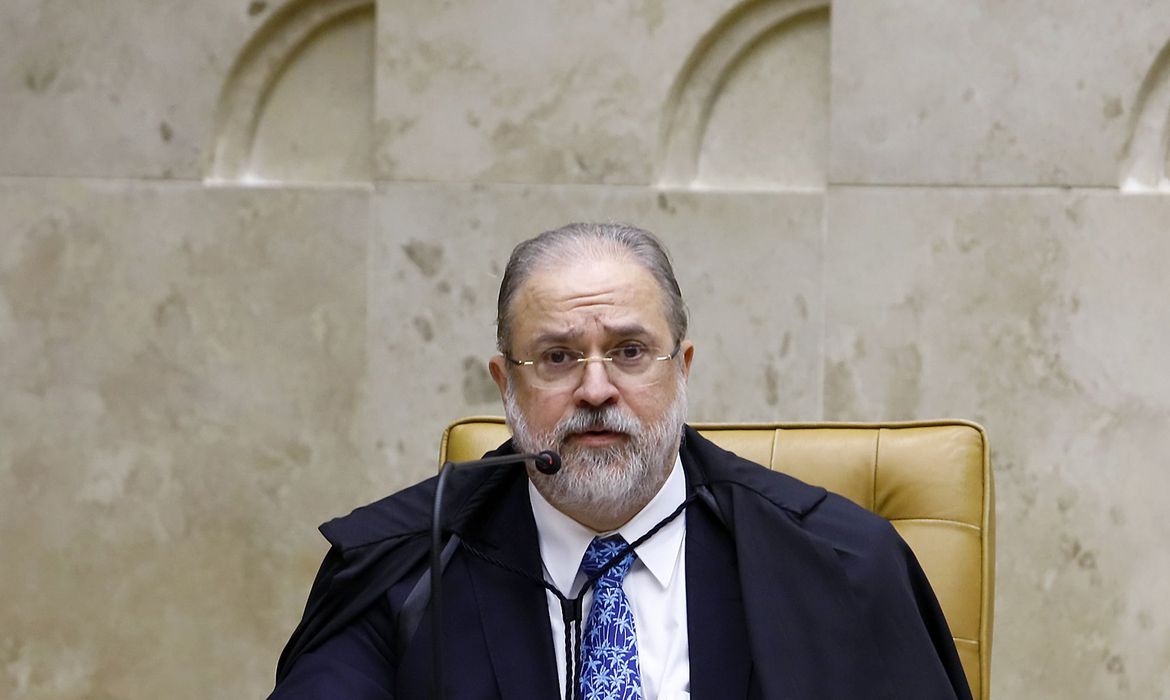 Para PGR, não há indícios para investigar Bolsonaro por cheques de Queiroz