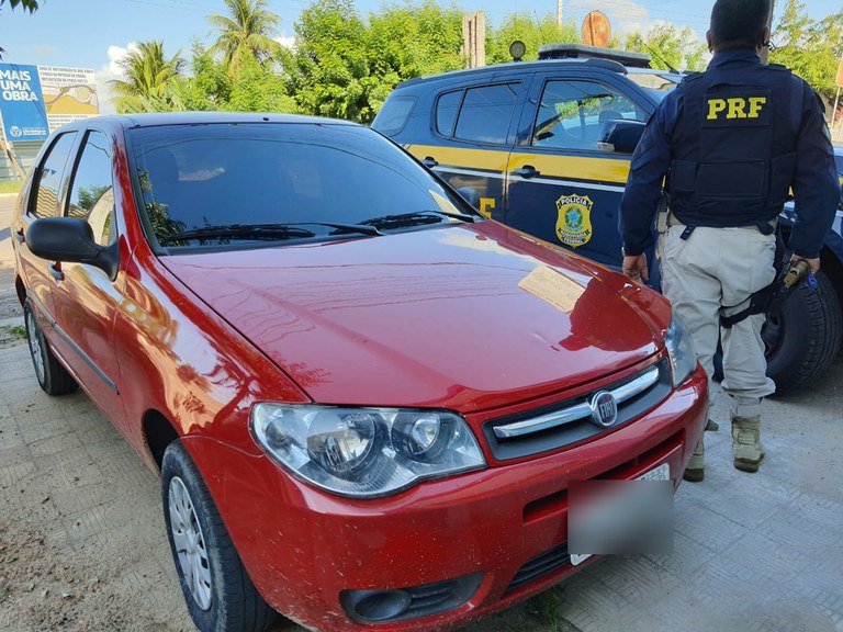PRF recupera dois veículos roubados pela mesma organização criminosa no RN