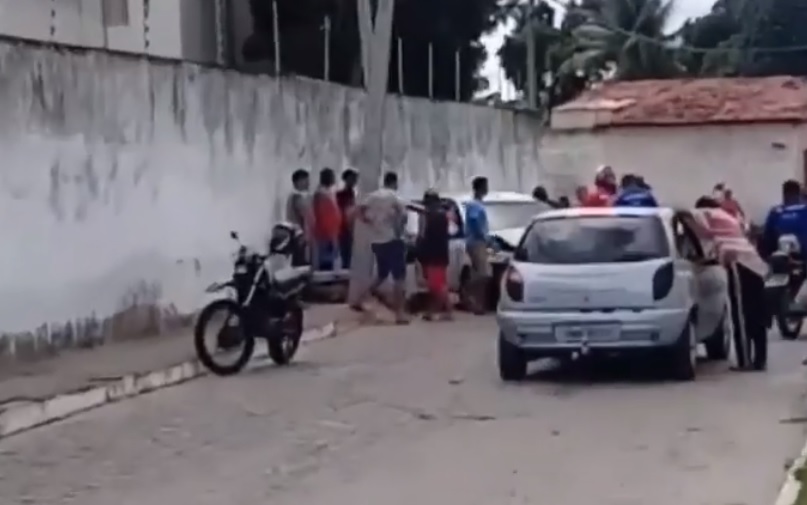 Motorista tem mal súbito e morre após carro colidir com poste em Macaíba; veja