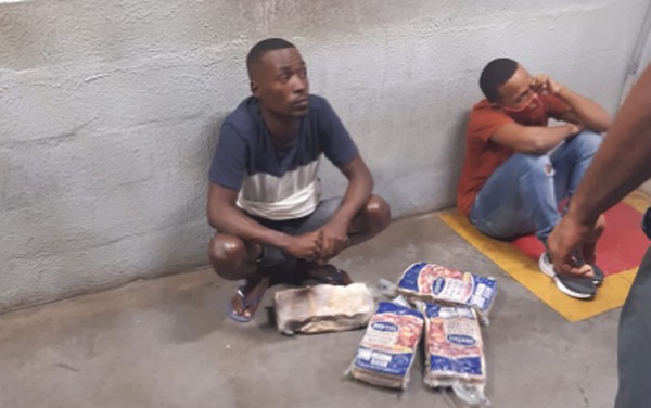 Vídeo mostra homem sendo agredido em supermercado antes de ser morto