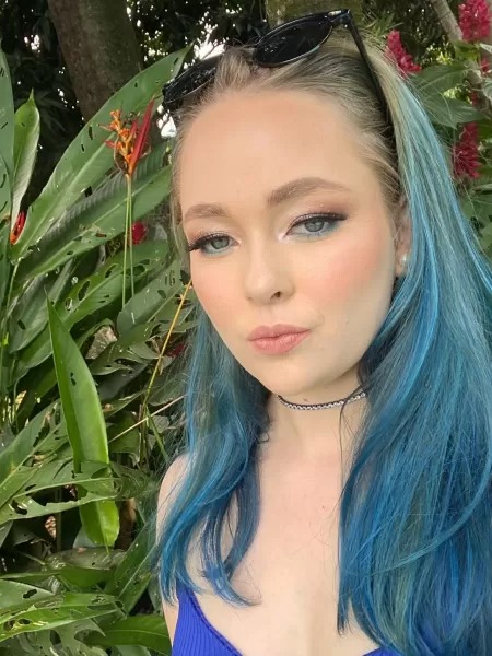Jovem denuncia bilhete de vizinho criticando suas roupas: 'Senti náuseas'