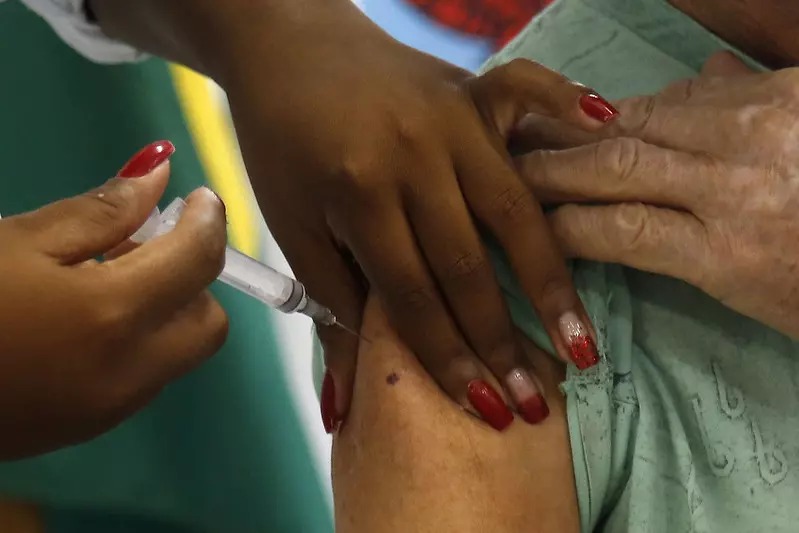 Uma a cada 25 mil pessoas morre de Covid-19 mesmo após 2ª dose da Coronavac
