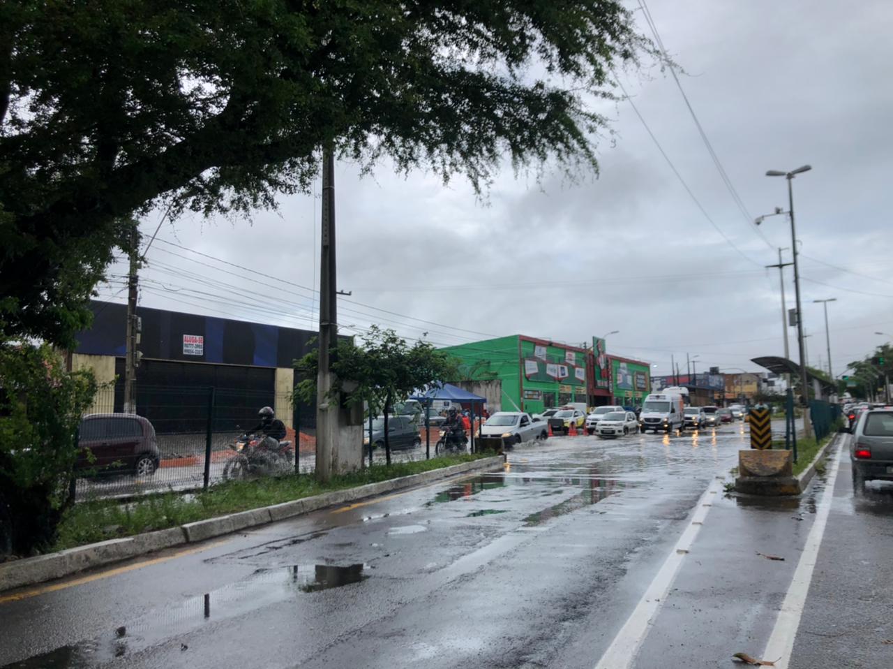 VÍDEO: Av. Nevaldo Rocha fica alagada após chuva em Natal; veja