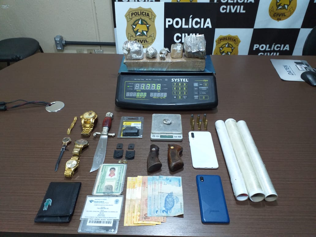 Polícia prende suspeito por tráfico de drogas e apreende adolescente em Macaíba