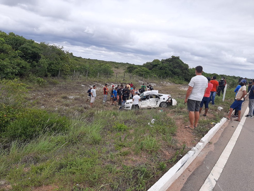 Casal morre e duas crianças ficam feridas após batida entre carro e ônibus no RN