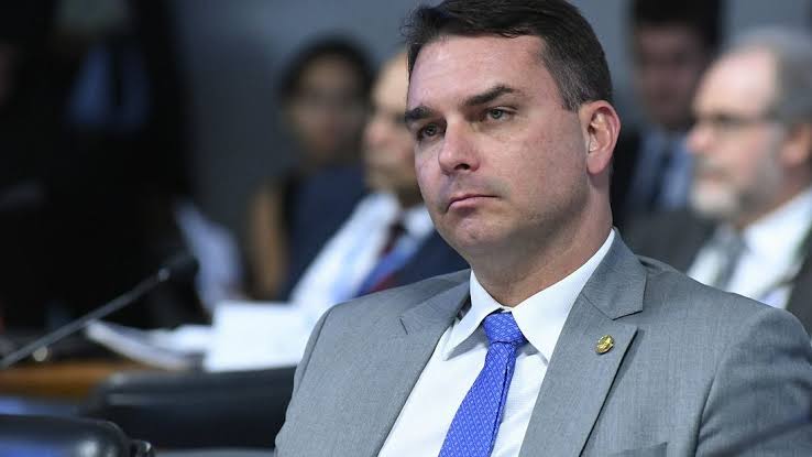 VÍDEO: Na CPI da Covid, Flávio Bolsonaro chama Renan Calheiros de vagabundo