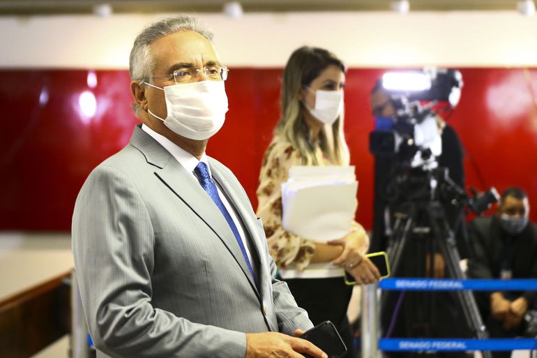 Bolsonaro celebra fala de gerente da Pfizer: “bota ponto final na CPI do Renan”