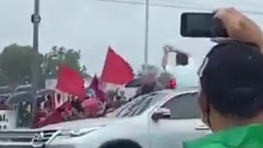 Ao ser vaiado por oposicionistas, Bolsonaro faz gesto de 'roubo' com a mão; veja