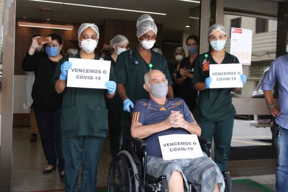Média de mortes por Covid-19 no Brasil despenca 24% em duas semanas