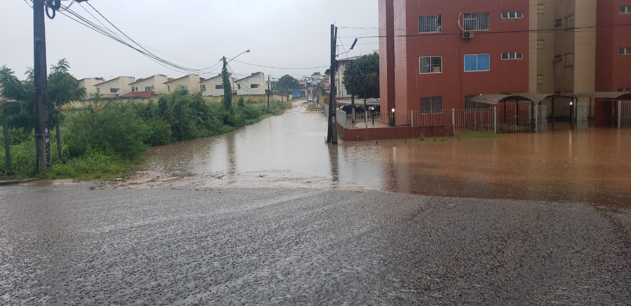 Chuva transforma rua em lagoa e água ameaça invadir residências em Natal