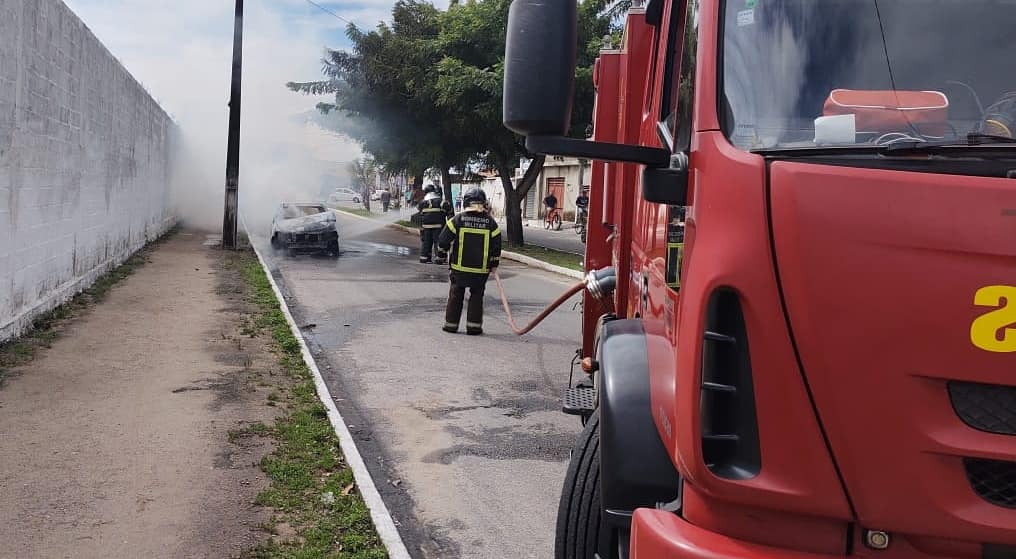VÍDEO: Veículo pega fogo no meio da rua na Grande Natal; assista