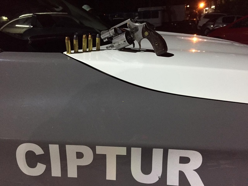 PM prende casal por porte ilegal de arma de fogo em Ponta Negra