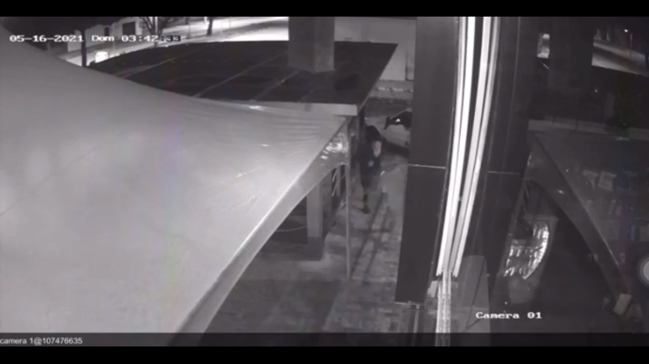 VÍDEO: Bandidos arrombam estabelecimento a poucos metros do comando da PM