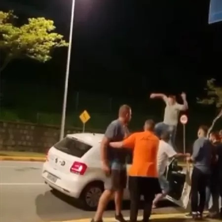 VÍDEO: Equipe da Record é agredida durante reportagem; carro fica destruído