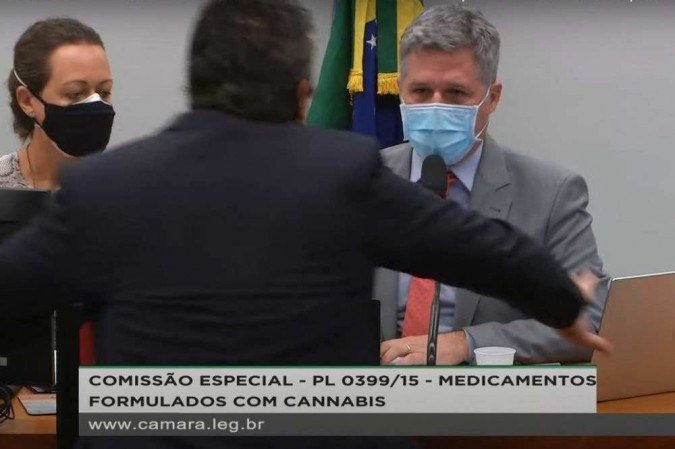 Deputado agride colega durante discussão sobre maconha na Câmara