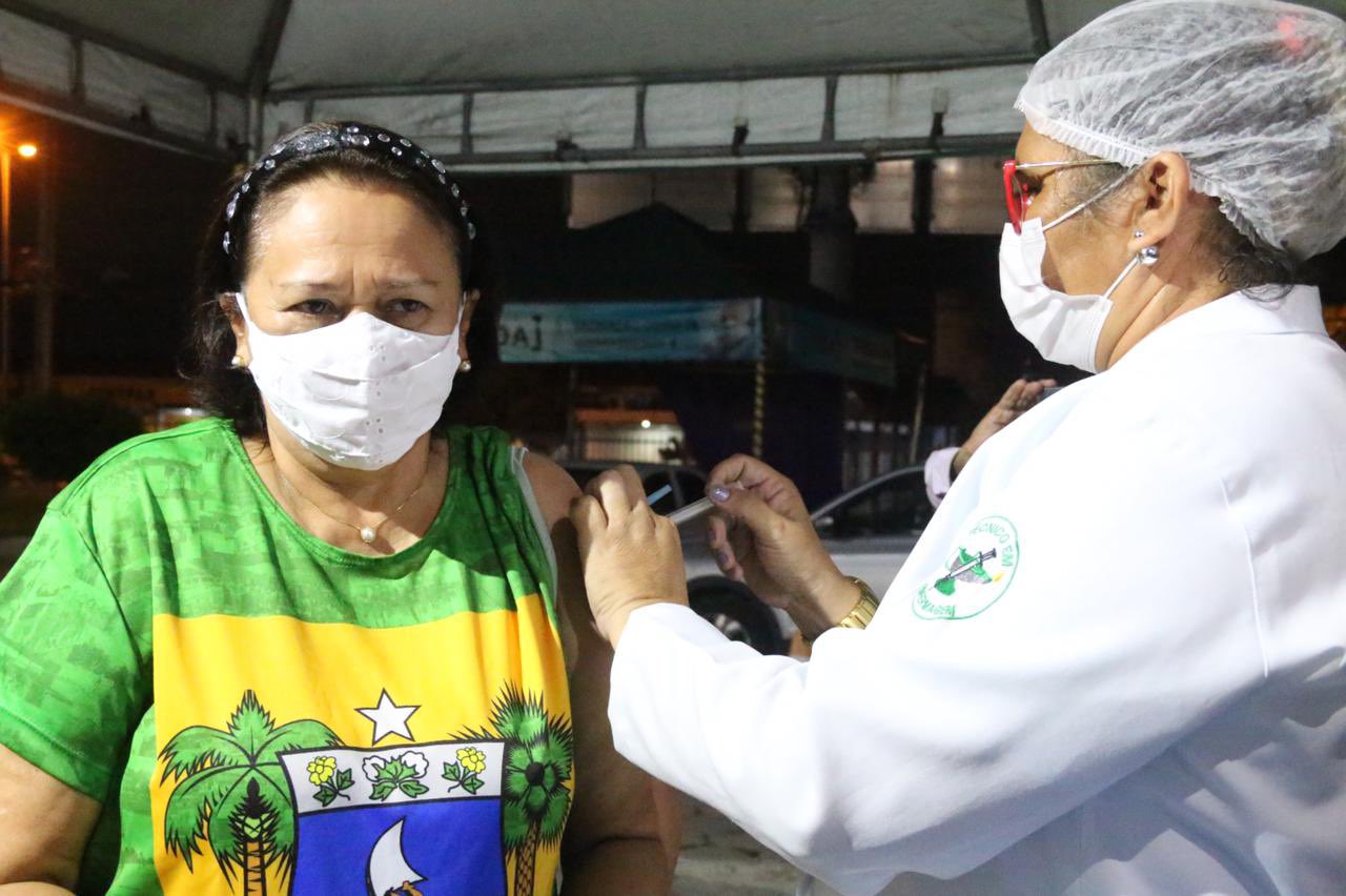 Fátima toma segunda dose da CoronaVac em Natal