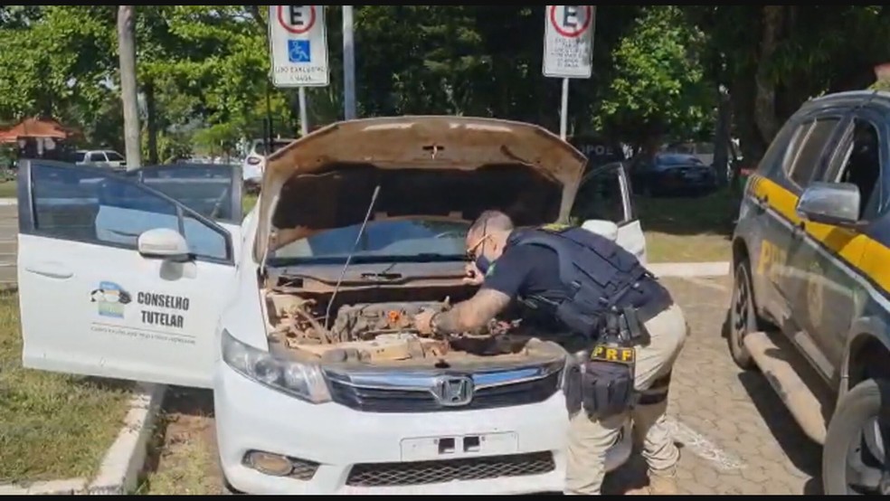 Conselheiro tutelar é preso por dirigir carro com 6 crianças a 160 km/h