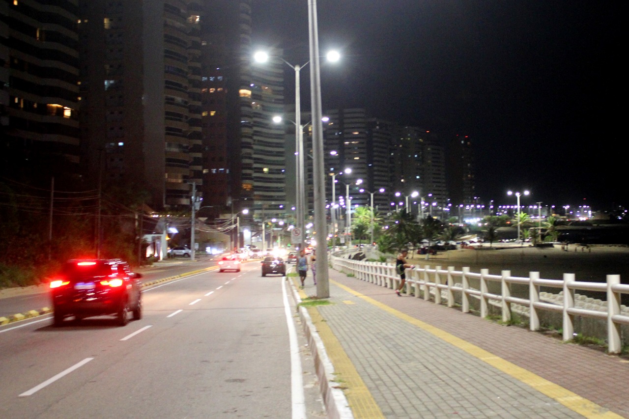 Investimento da Prefeitura moderniza iluminação da orla de Natal