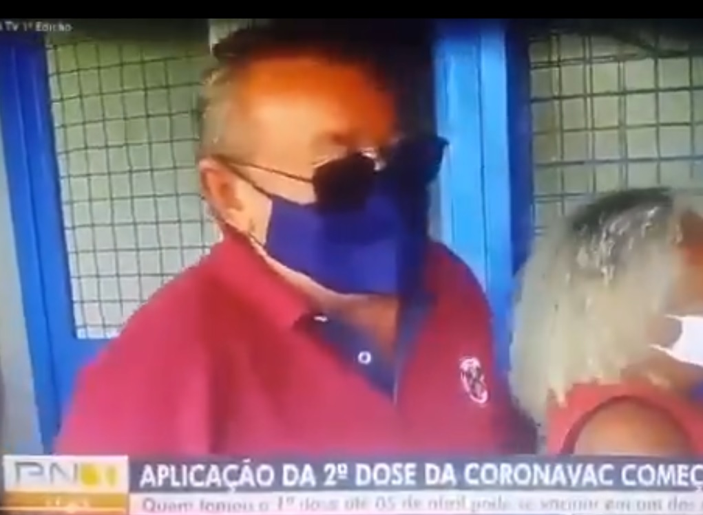 Idoso espera ‘renascer cachorro’ para não ser humilhado em fila de vacina; veja