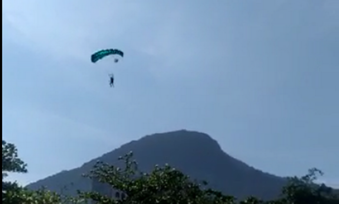 Homem morre em salto de base jump no Rio; veja o momento do acidente