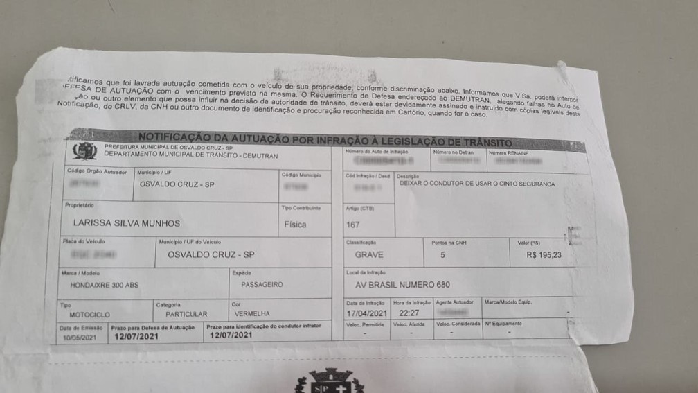 Mulher leva multa grave de trânsito por pilotar moto sem cinto: "Como assim?"