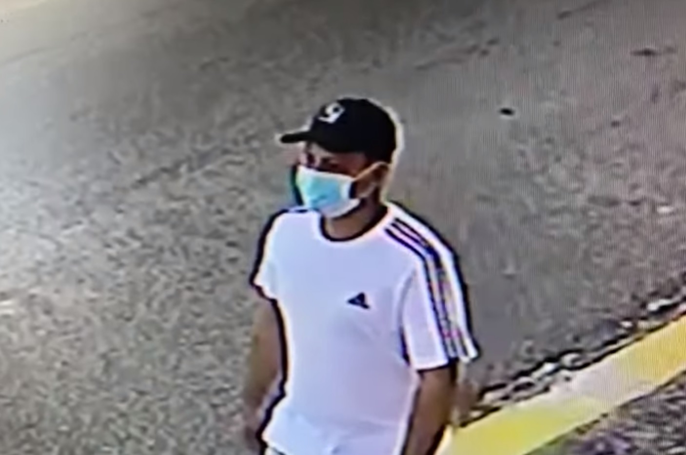 Criminoso rouba objetos de veículos em Ponta Negra; assista