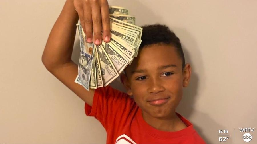 Menino de 9 anos acha R$ 26,6 mil ao limpar carro novo da família