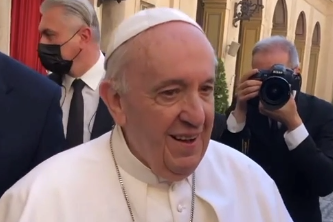VÍDEO: Papa brinca sobre situação do Brasil: 'muita cachaça e pouca oração'