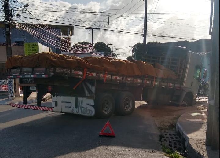 Acidente com caminhão interdita cruzamento pode atrasar ônibus em Natal