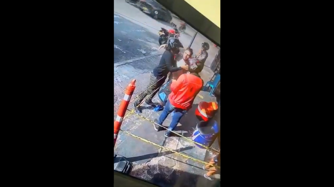 VÍDEO: Ladrão percebe que está assaltando amigo e vídeo inusitado viraliza