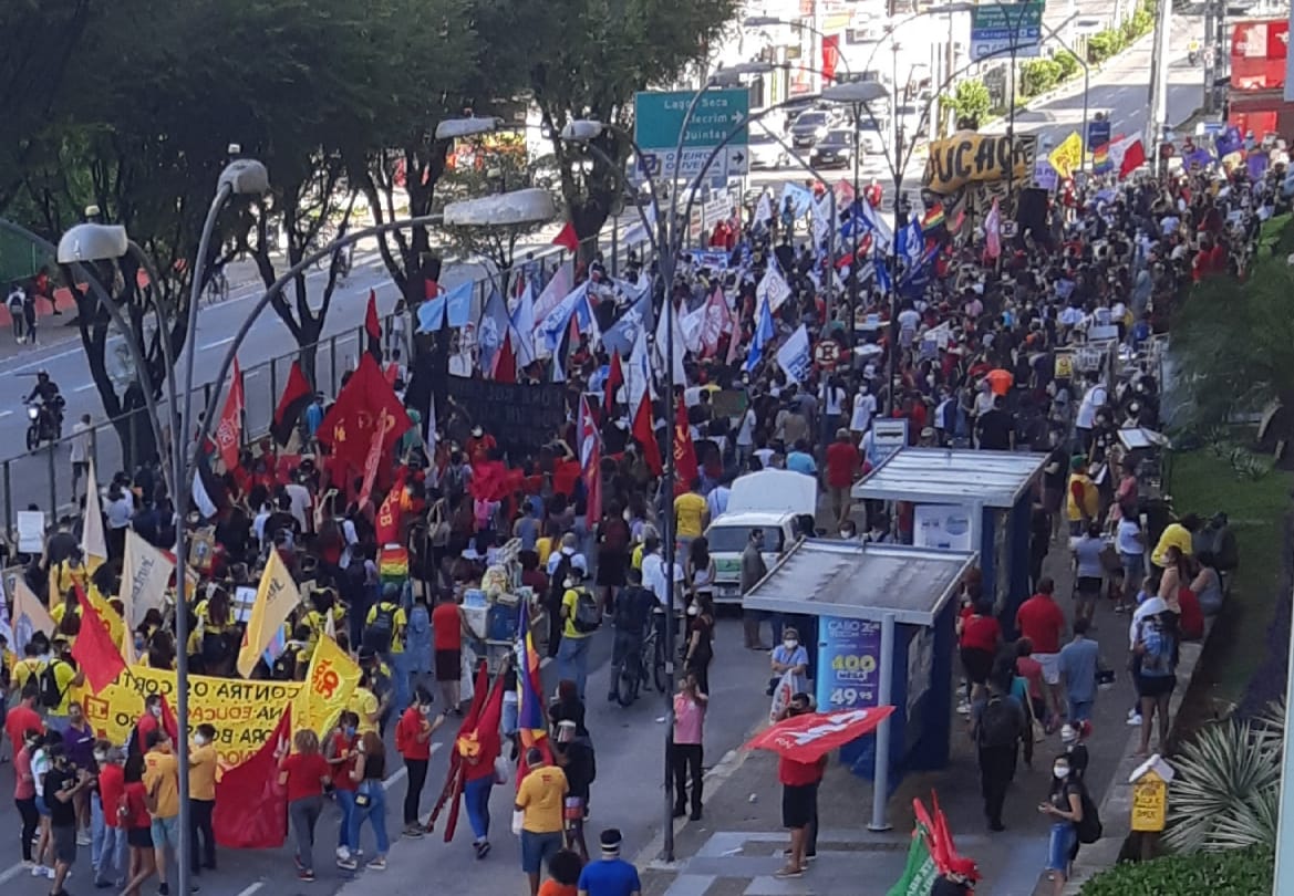 Com aglomeração, manifestantes protestam contra Bolsonaro em Natal