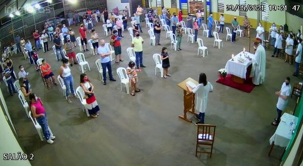 Homem tenta fugir de abordagem policial, entra em igreja e causa correria; veja