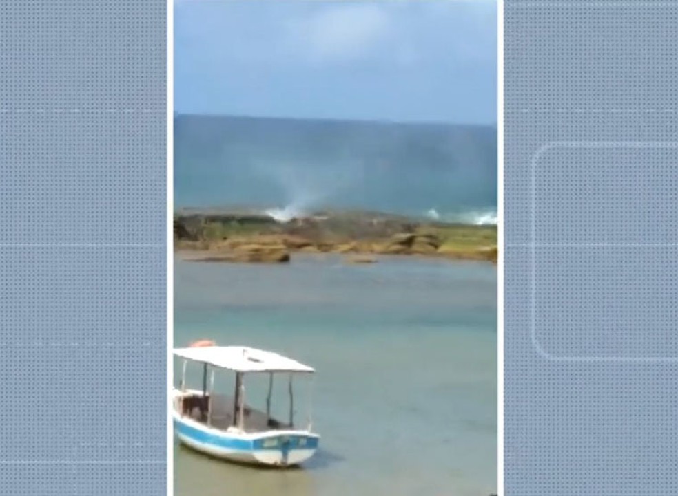 VÍDEO: Tromba d'água assusta banhistas em praia do Nordeste; veja