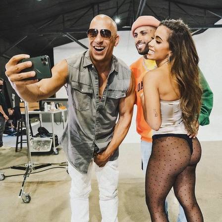 Anitta encontra Vin Diesel após confirmar trilha em 'Velozes e furiosos'; ouça