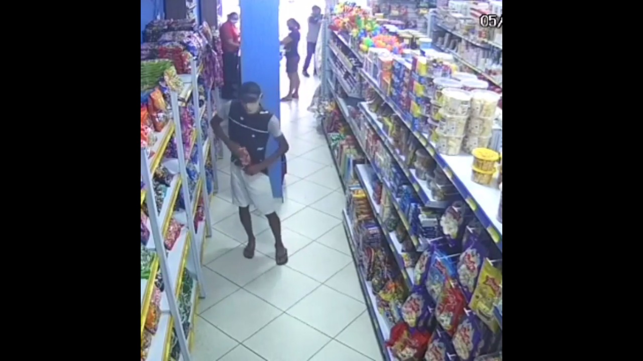VÍDEO: Homem furta produtos de comércio do RN e sai sem ser notado