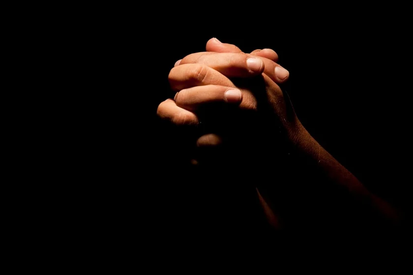 Homem tenta assaltar fiéis em monte e morre após oração de pastor