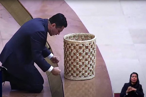 Igreja pede doação de auxílio emergencial de fiéis em troca de milagre