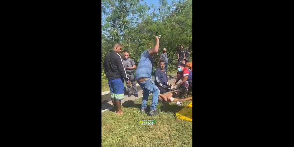 Pai se revolta e dá bronca ao ver filho baleado no chão: 'Não precisa roubar'