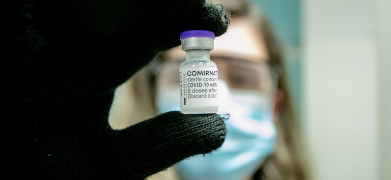 Covid-19: chega ao Brasil lote com 527 mil doses da vacina da Pfizer