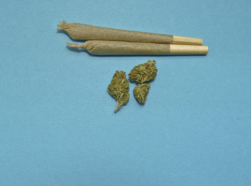Estado norte-americano dá cigarro de maconha a quem se vacinar contra covid