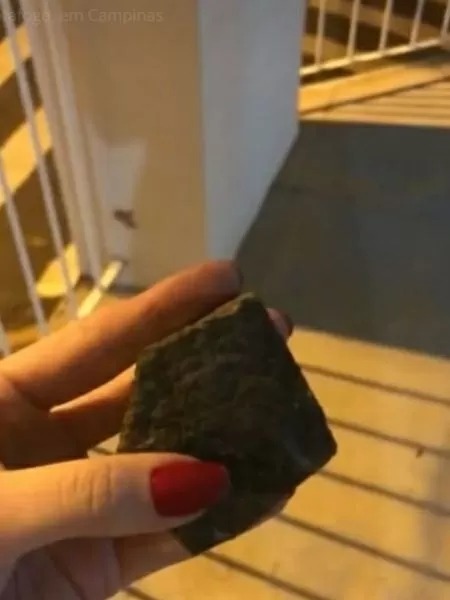 Homem joga pedra em bebê e mãe denuncia racismo: 'Me chamou de suja'