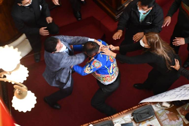 Senador e deputado trocam socos e chutes; assista