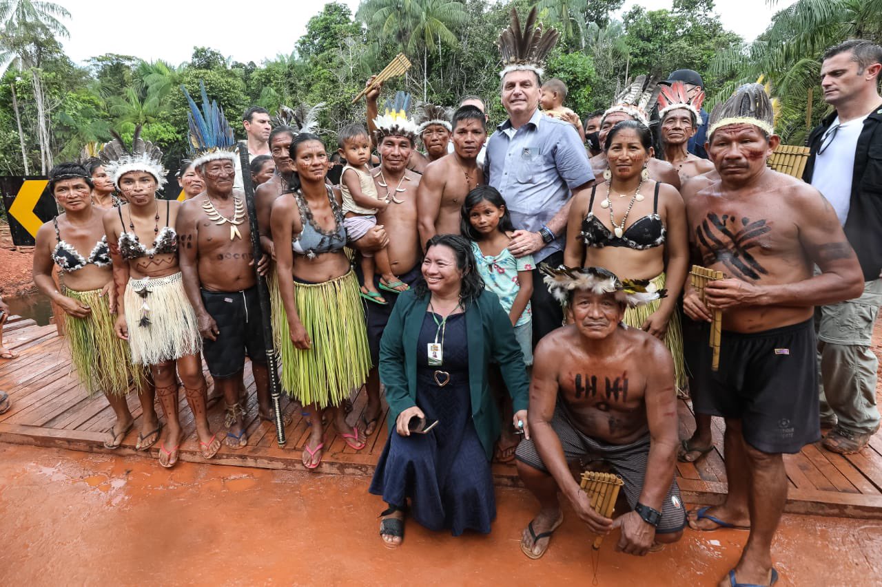 Após fala racista de presidente argentino, Bolsonaro posta foto com índios