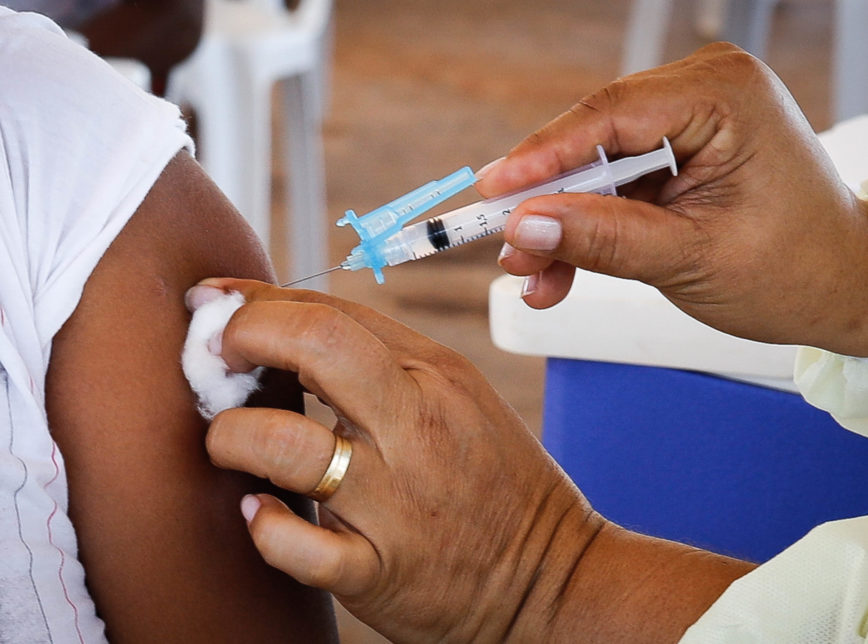 Brasil aplica 1,6 milhão de doses e tem o 2º melhor dia de vacinação