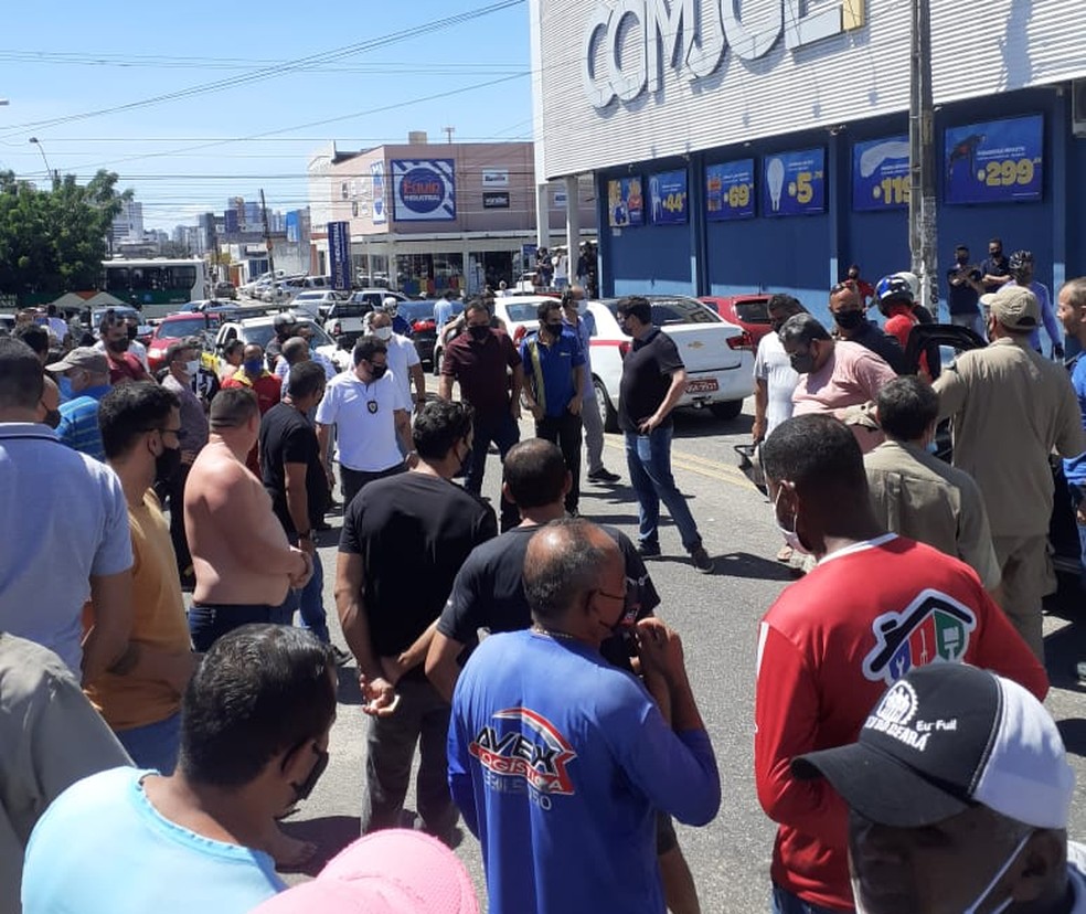Cabo da PM atira em mulher no Alecrim e é baleado por desconhecido